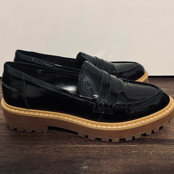 Vince Camuto Patent Leather Loafers, Size 8.5- USED IN GOOD CONDITION - Picture 3 of 5